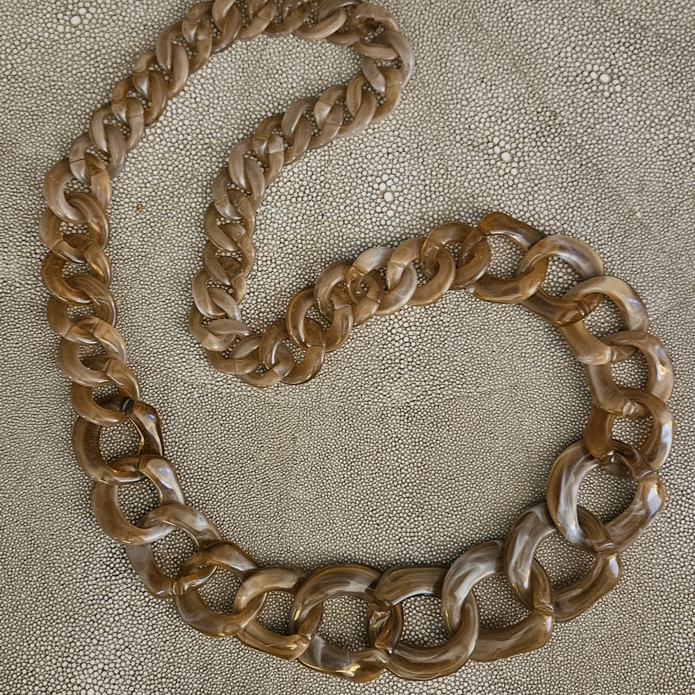Elegant Brown Arylic Tortoise Pattern Chain Necklace.